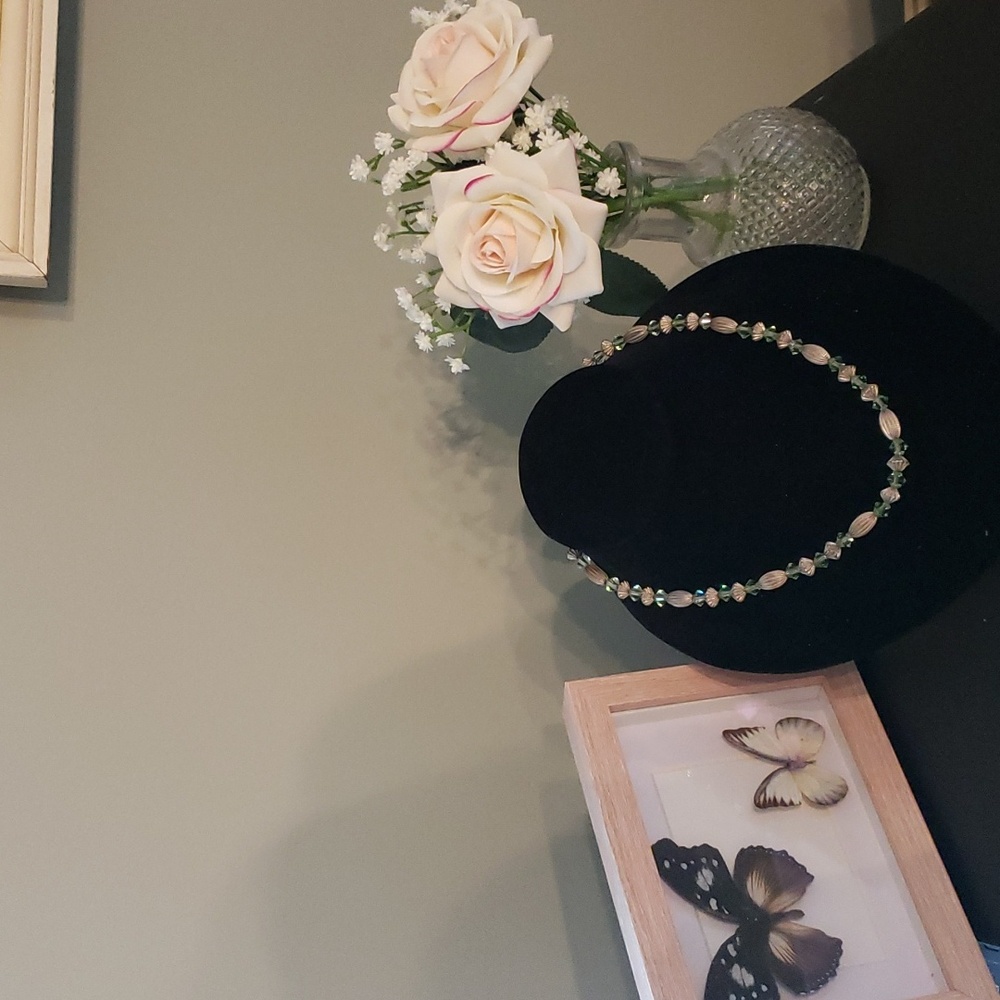 Very pretty metal and green crystal vintage necklace